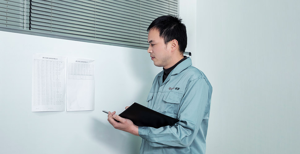 Verificați progresul producției pe perete